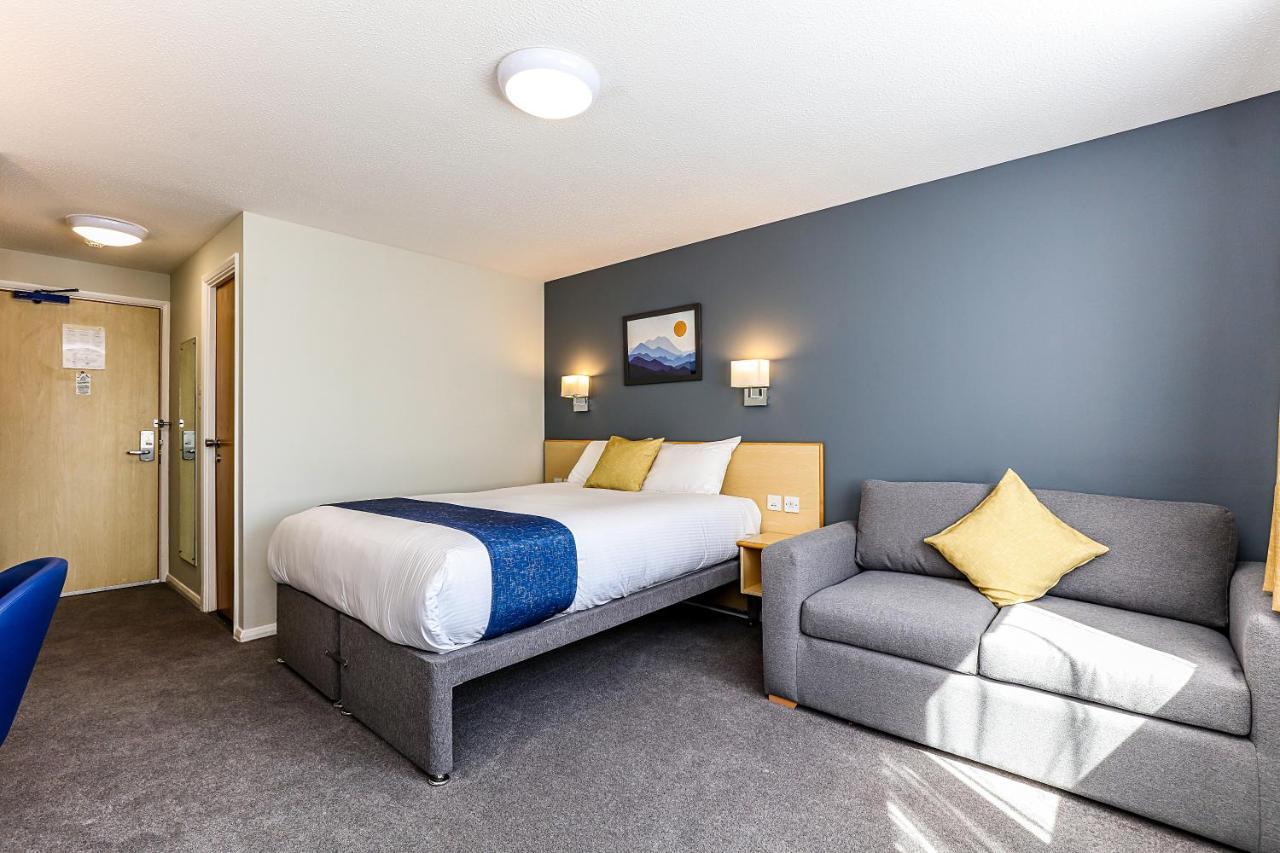 Days Inn Hotel Флит Экстерьер фото