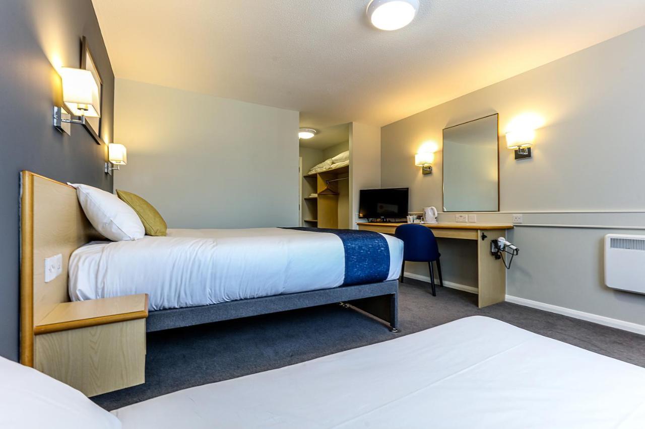 Days Inn Hotel Флит Экстерьер фото