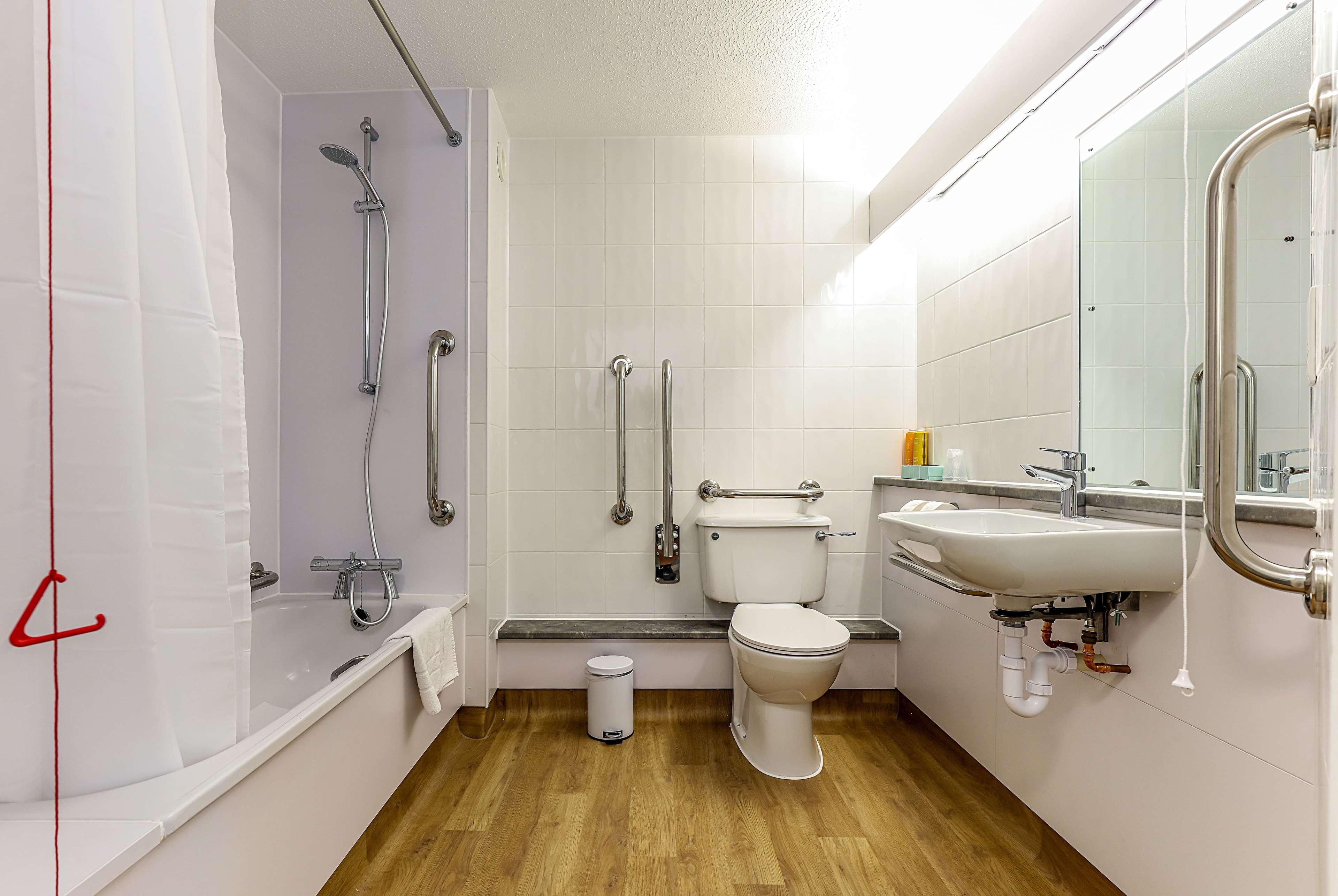 Days Inn Hotel Флит Экстерьер фото