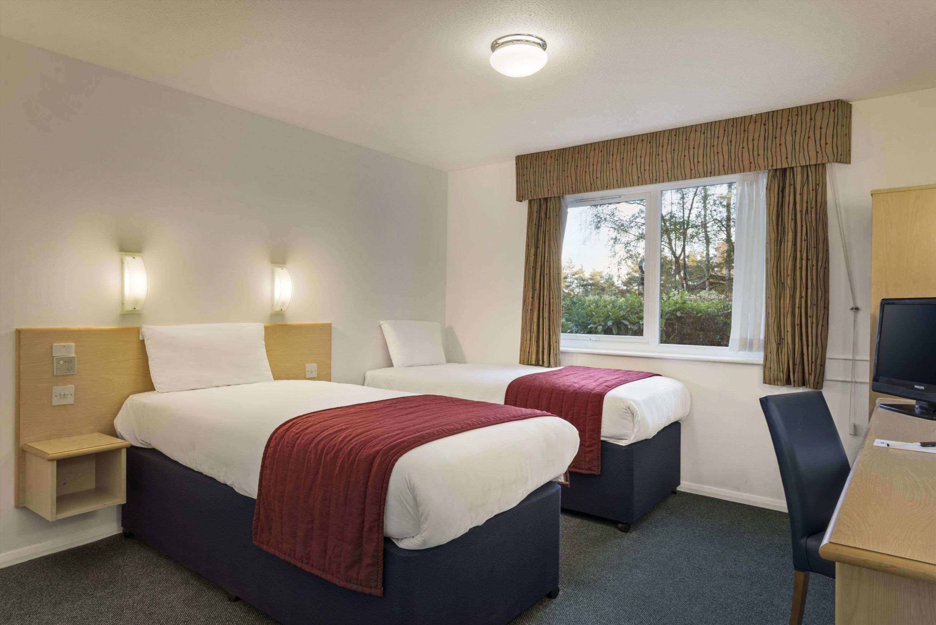 Days Inn Hotel Флит Экстерьер фото