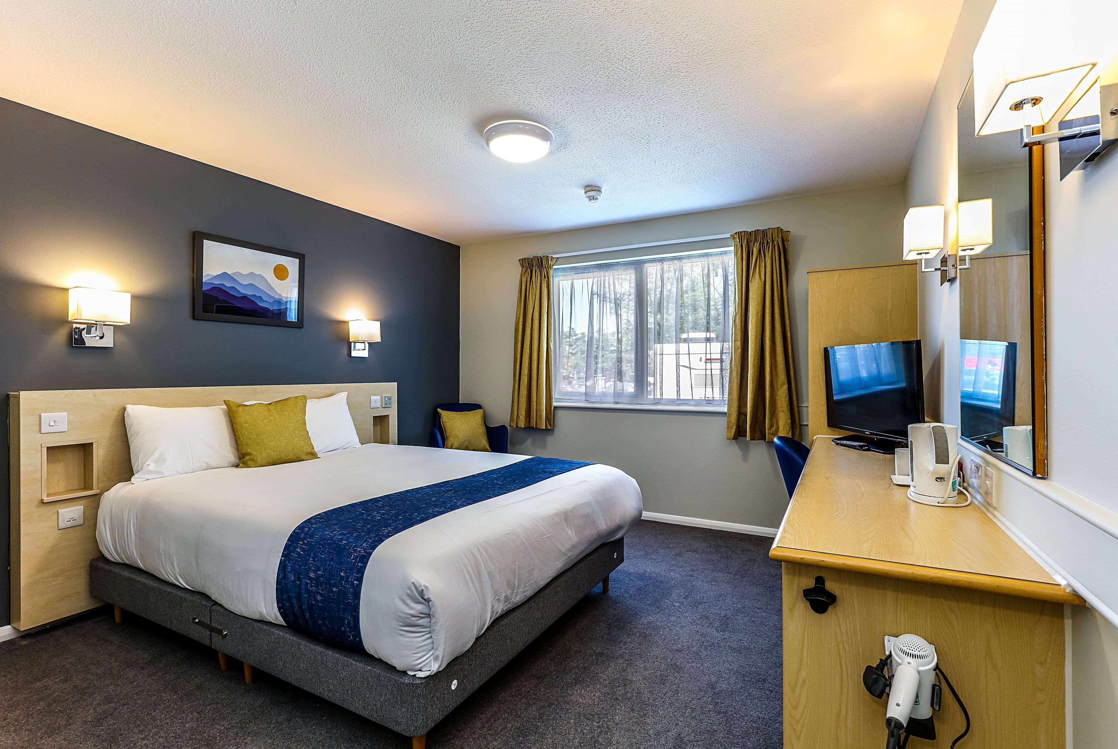 Days Inn Hotel Флит Экстерьер фото