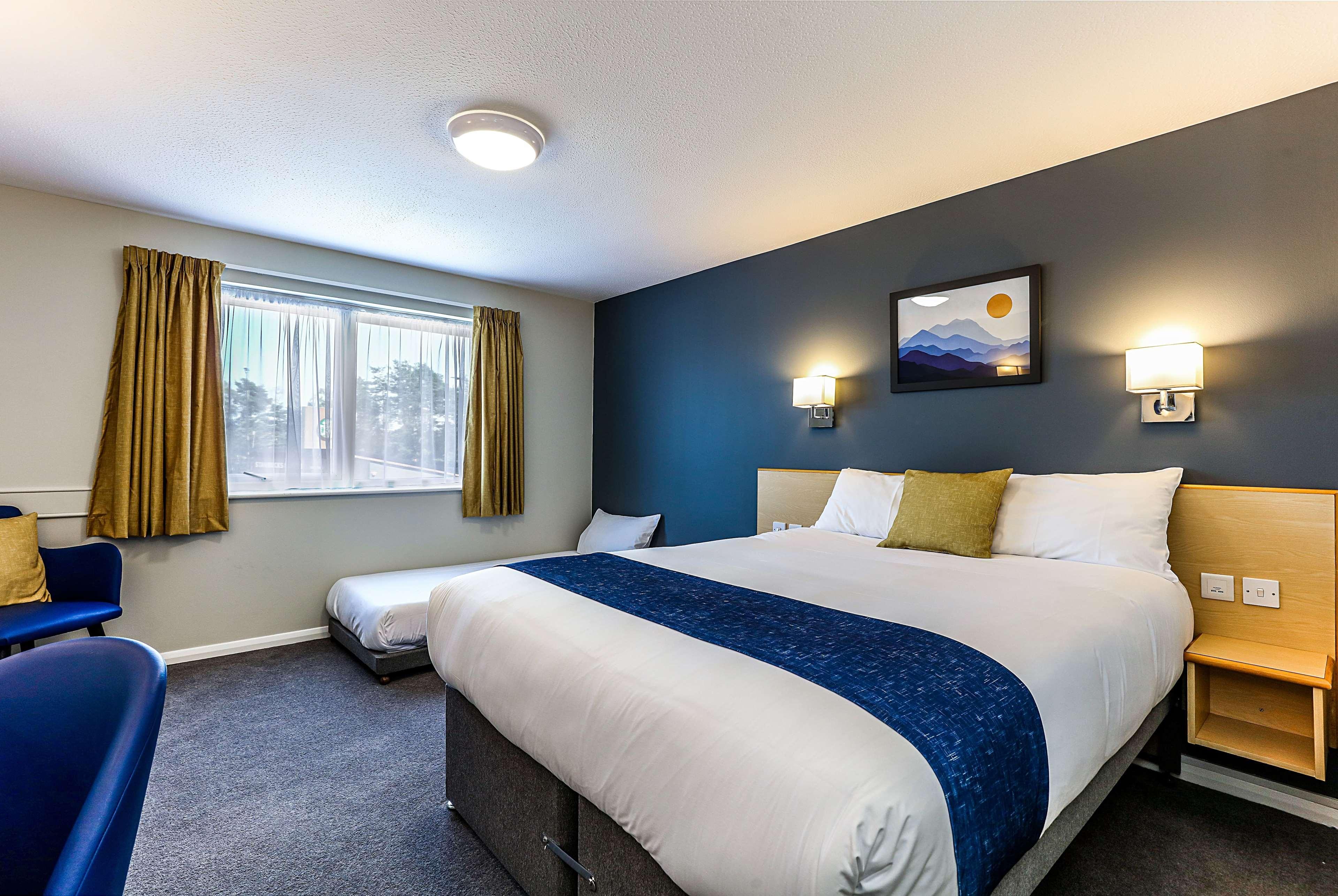 Days Inn Hotel Флит Экстерьер фото