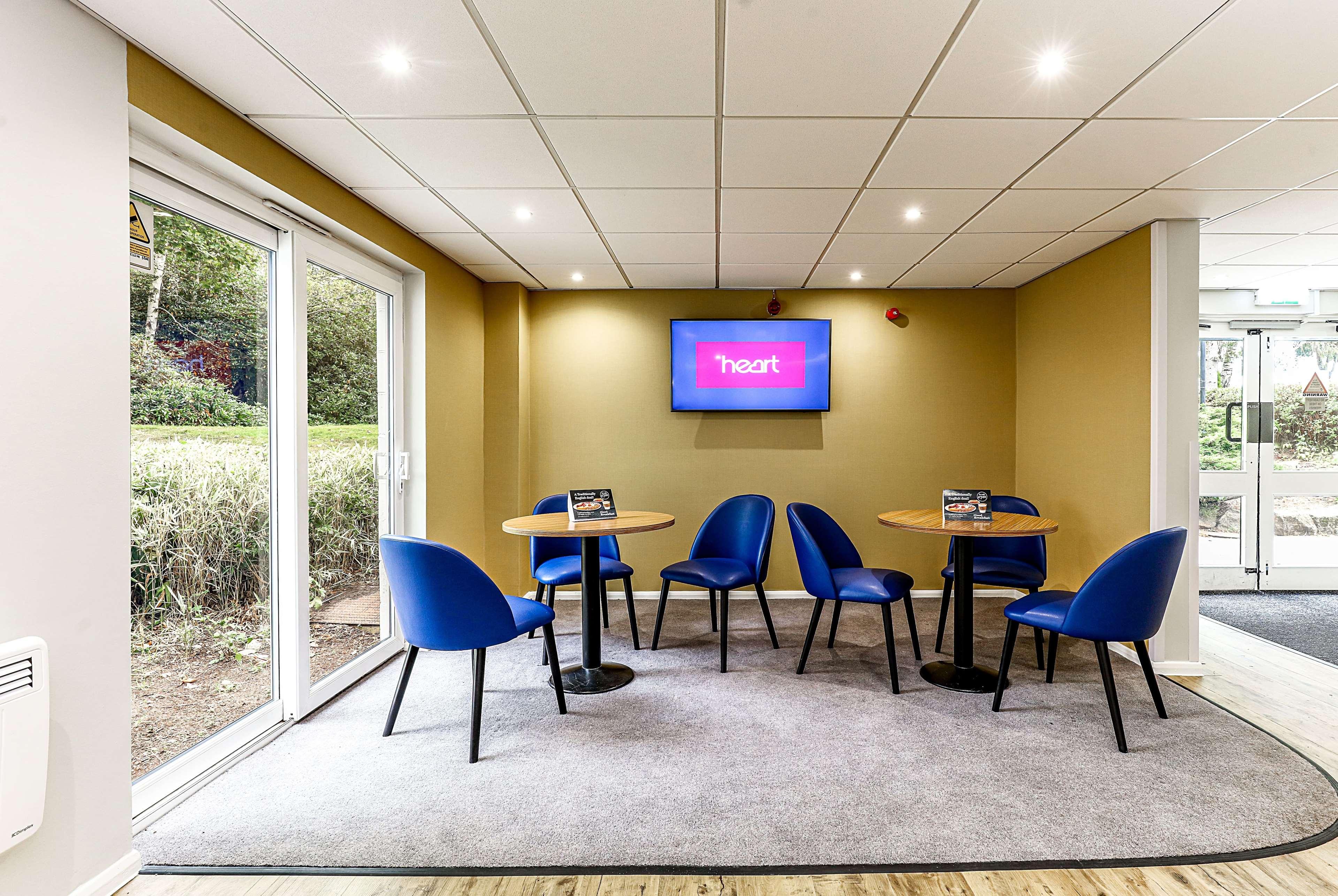 Days Inn Hotel Флит Экстерьер фото